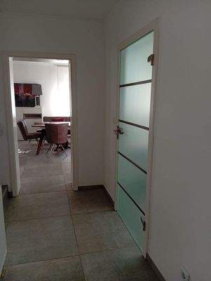 Blick vom Flur in die Küche zum Essplatz