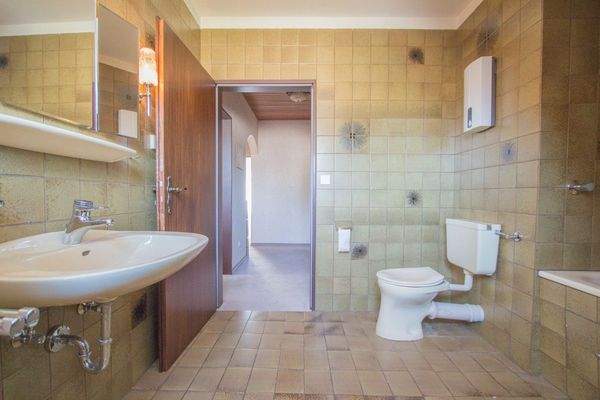 Das Tageslichtbad mit Badewanne im OG