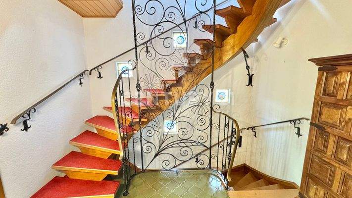 Treppenhaus mit besonderem Fensterakzent