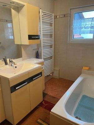 Bad Erdgeschoß mit Wanne