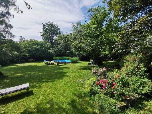 Großer idyllischer Garten