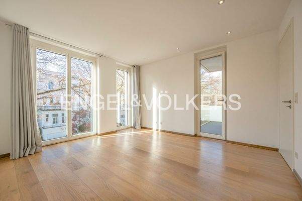 Helles Zimmer mit Zugang zum Balkon