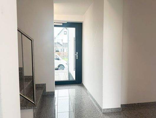 Nebeneingang mit Rampe