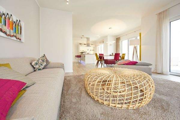 geräumiges Wohnzimmer