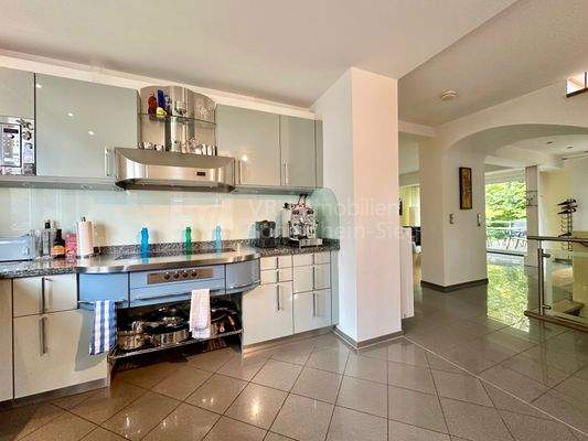 Küche mit Blick ins Haus 