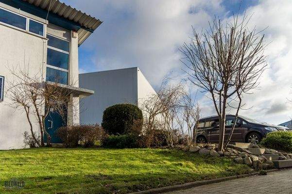 Gebäude und Parkplätze