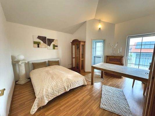 Schlafen mit Zugang zum Balkon und eigenem Bad