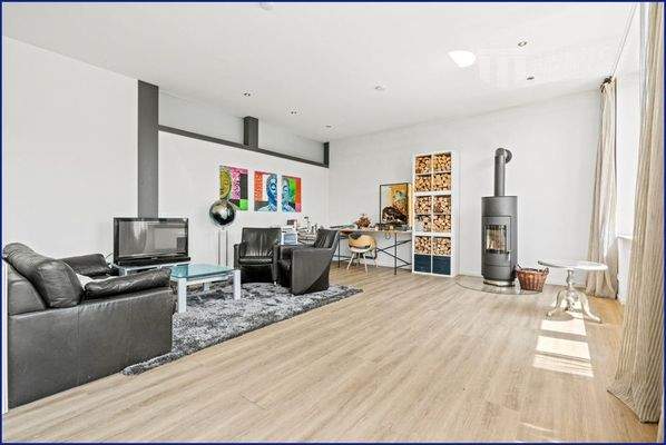 Wohnzimmer mit Holzkamin