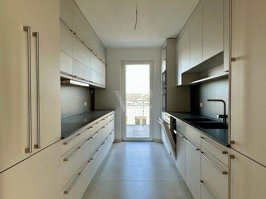 Einbauküche mit Elektroeinbaugeräten, Ausziehtisch und Hochschränken