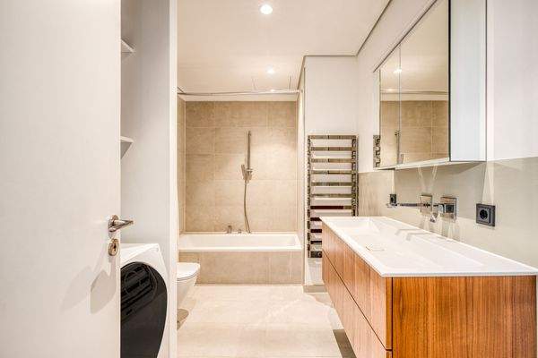 Wannenbadezimmer mit Hauswirtschaftsbereich