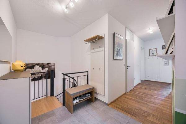 Diele mit Fliesen und Treppe zum Untergeschoss