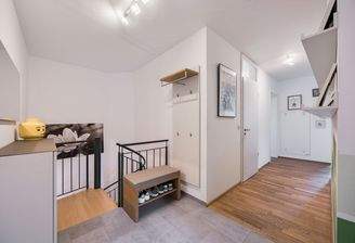 Diele mit Fliesen und Treppe zum Untergeschoss