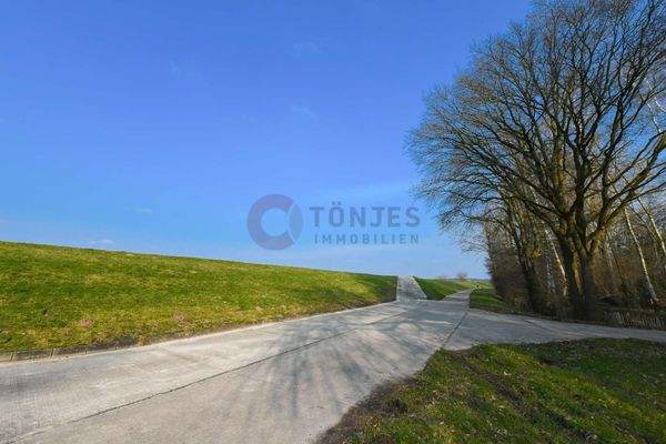 Blick auf den Deich - Deichverteidigungsweg