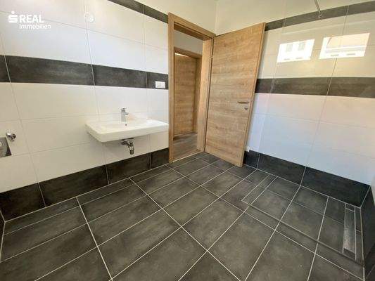 Geräumiges, schönes Badezimmer mit Dusche