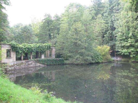 Grünanlage mit Teich