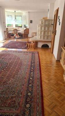 Wohnzimmer mit Kachelofen