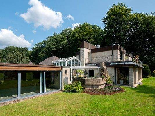 Gartenansicht mit Schwimmbadhalle