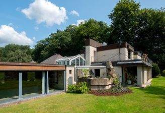 Gartenansicht mit Schwimmbadhalle