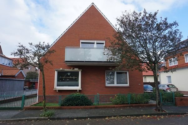 Frontansicht mit Balkon.jpg