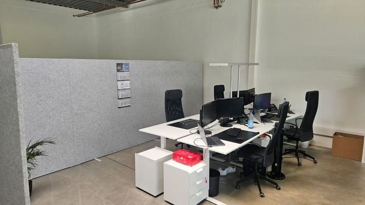 Halle vorne / Büro