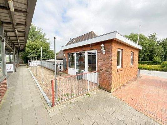 Blick vom Bahnsteig auf das Bistro