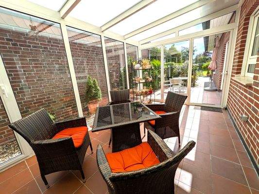 Von dem Wintergarten gelangen Sie über die Terrasse in den gepflegten Garten