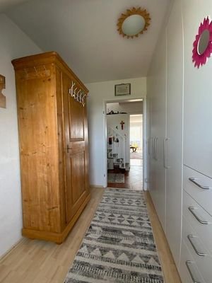 Garderobenzimmer mit Einbauschrank