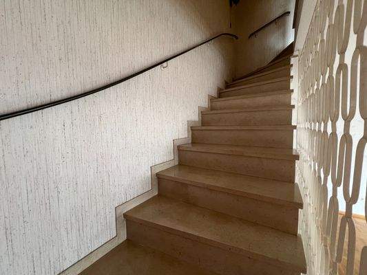 ...über die massive Steintreppe...