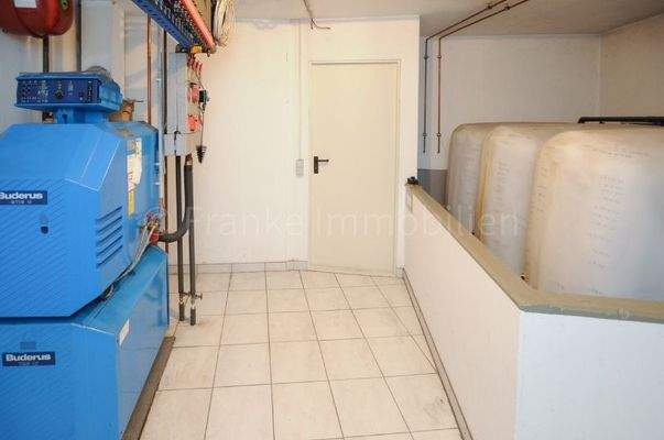 Heizraum mit Ölheizung und Tanks