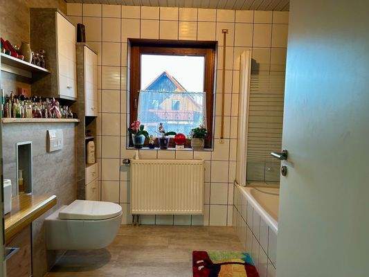 teilmodernisiertes Tageslichtbad