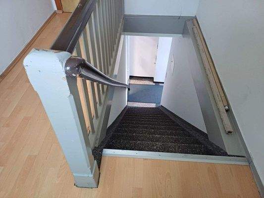 Treppe zur Wohnung im OG
