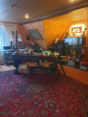 Vielseitig nutzbarer Raum, z. B. als Wohn-, Arbeits- oder Hobbyzimmer, mit wohnlicher Atmosphäre