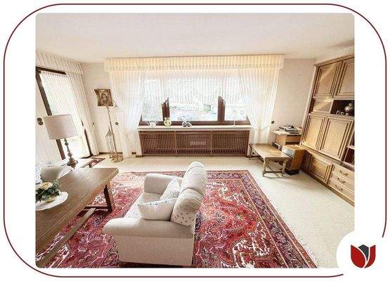 ca. 34 m²: Wohnzimmer mit großer Fensterfront