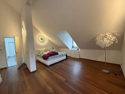 Elternschlafzimmer mit viel Licht und Raum für Rückzug