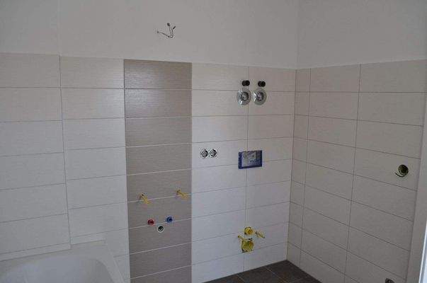 Tageslicht- Bad mit Dusche.JPG