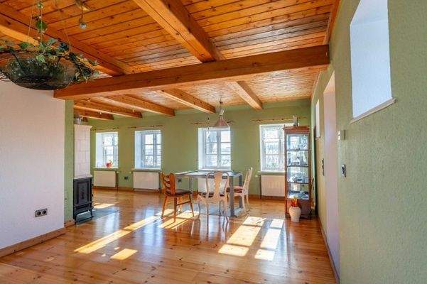 L-förmig geschnittenes Wohnzimmer (anderer Blick).jpg