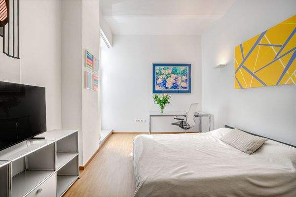 Helles Gästezimmer mit Zugang zum Gartenbereich.