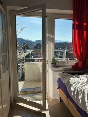 mit Balkon