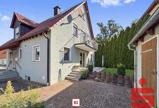 KI generiert - Hausansicht mit Terrasse und Balkon