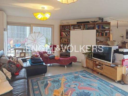 EG: Wohnzimmer mit angrenzender Terrasse