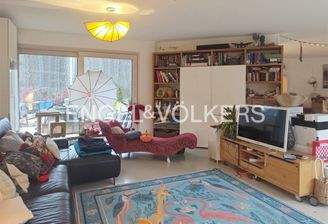 EG: Wohnzimmer mit angrenzender Terrasse