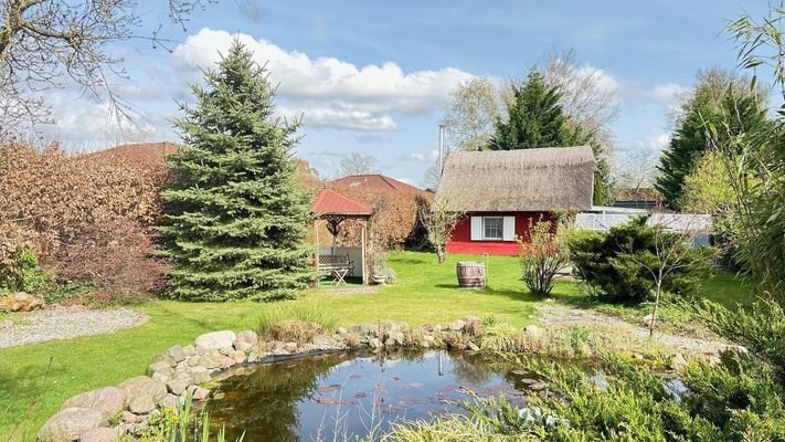 Garten mit Teich und Pavilion