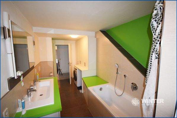 Badezimmer mit Waschmaschinenanschluss