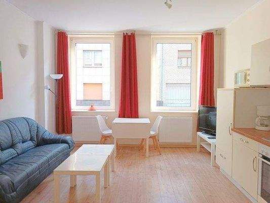 Wohnzimmer mit offener Küchenzeile