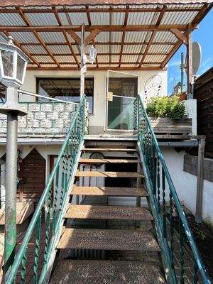 Treppe von Terrasse in Garten