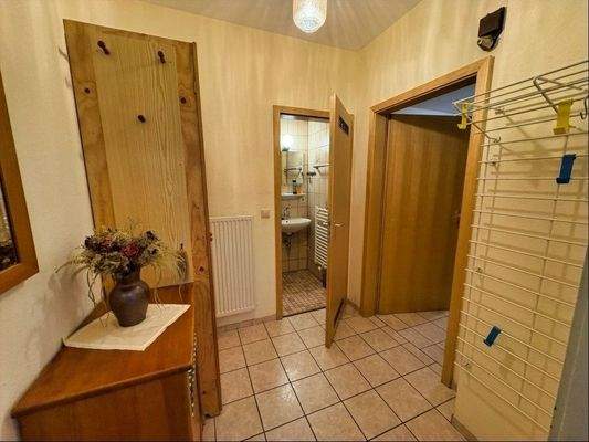 Garderobe u. Flur EG