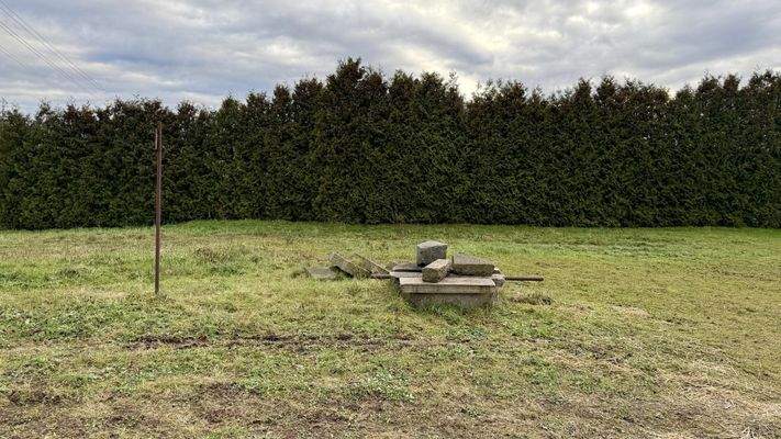 Grundstück mit Brunnen