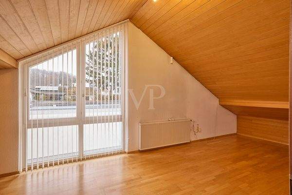 Zimmer II mit großer Fensterfront