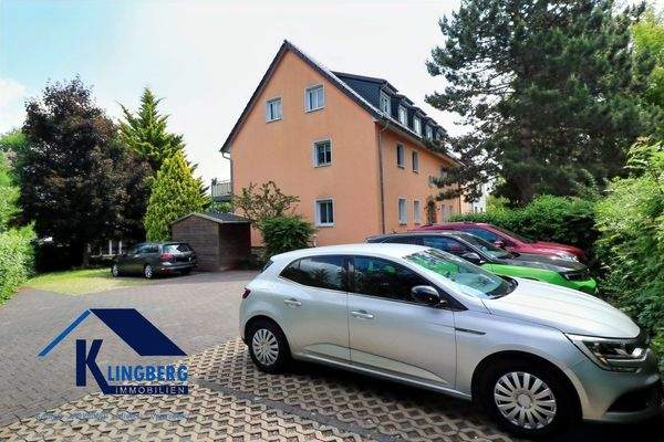 Blick gepflegter Parkbereich für KFZ's