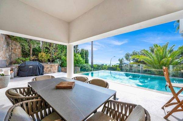 Sea view villa with pool terrace